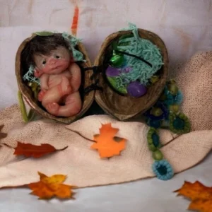 Duende Bebé Miniatura en Casita de Nuez | Libélula Nocturna
