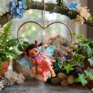 Hada guardiana del amor en corazón colgante I Libélula Nocturna