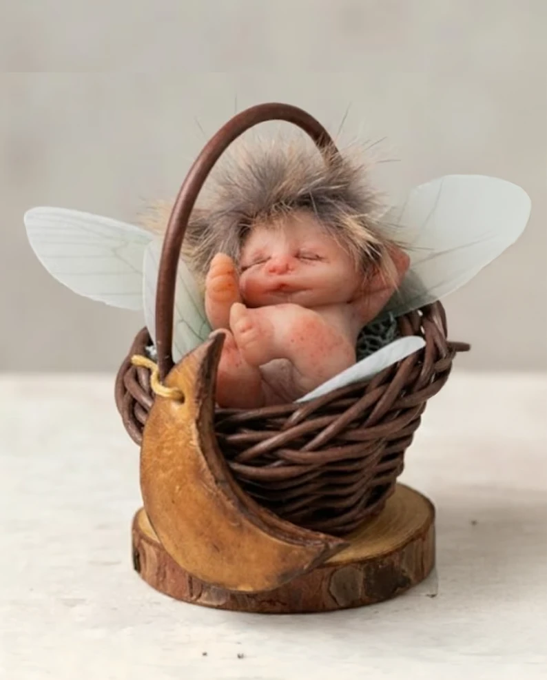 Hada bebé miniatura Luna durmiendo en cestita
