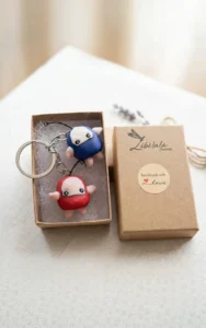 Por encargo 3 Handmade matching keychain of ilomilo characters in polymer clay inside a Libélula Nocturna kraft gift box.