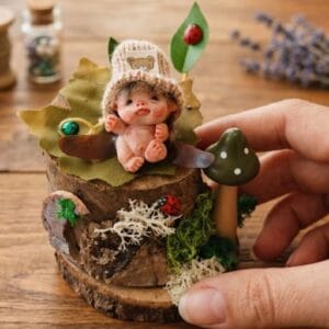 Novedades 7 Escultura miniatura OOAK de hada bebé Matilde hecha a mano descansando sobre tronco de madera