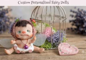 Por encargo 4 Hada bebé de arcilla polimérica personalizada con el nombre Luna tallado en un corazón de madera, descansando en una jaula decorativa.